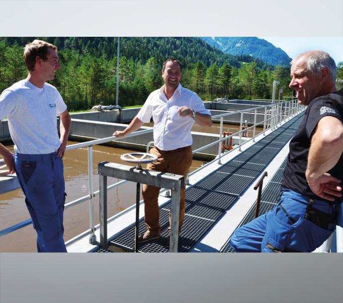 Plant manager Mathias Ginther, VTA expert Bernhard Scheuringer and treatment plant employee Lothar Ennemoser. The upper reaches of the river Lech flow through an imposing mountain landscape: it runs as a wild river through the Tiroler Lech Nature Park, where more than 1,100 flowering plants and even juniper trees thrive. In this sensitive environment, it is incumbent upon the Lechtal Wastewater Association to act responsibly. The association’s treatment plant in Stanzach treats the municipal wastewater...